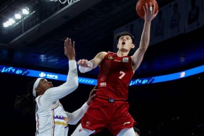 包含Ming连续五场比赛得分超过表现优异，篮网不断突破！观众掌声雷动的词条